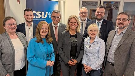 Der neu gewählte Kreisvorstand der CSU: (v.l.) Rita Guske (Schatzmeisterin), Benedikt Flexeder, Tanja Knieler (stellvertretende Vorsitzende), Florian Herrmann (Vorsitzender),Landratskandidatin Susanne Hoyer, Erich Irlstorfer (stellvertretender Vorsitzender), Sonja Aigner (Schriftführerin), Manuel Mück und Simon Schindlmayr (stellvertretende Vorsitzende).