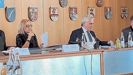 Der Frieden ist wiederhergestellt zwischen den drei Landr&auml;ten (v.l.) Martin Bayerstorfer (Erding), Helmut Petz (Freising) und Robert Niederges&auml;&szlig; (Ebersberg).