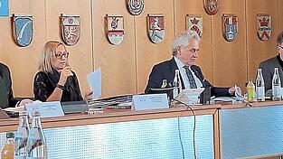 Der Frieden ist wiederhergestellt zwischen den drei Landr&auml;ten (v.l.) Martin Bayerstorfer (Erding), Helmut Petz (Freising) und Robert Niederges&auml;&szlig; (Ebersberg).