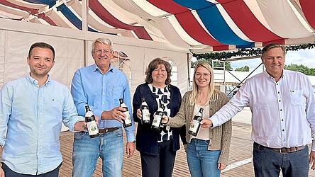Jacob Horsch, die Festwirte J&uuml;rgen Sch&uuml;tzenmeier und Elisabeth M&auml;nner, Theresa Kneitinger von der Brauerei zum Kuchlbauer und Festwirt Claus M&auml;nner sto&szlig;en auf das neue Gillamoos-Zelt an.