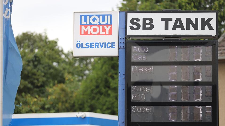 Freie Tankstellen haben nach eigenen Angaben Probleme bei der Umsetzung der 12-Uhr-Regel. (Symbolbild) Freie Tankstellen haben nach eigenen Angaben Probleme bei der Umsetzung der 12-Uhr-Regel. (Symbolbild)