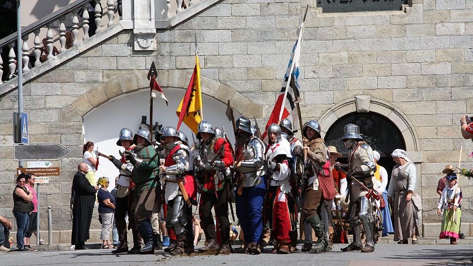 Die schönsten Augenblicke des historischen Drachenstich-Festzuges 2016. Die schönsten Augenblicke des historischen Drachenstich-Festzuges 2016.