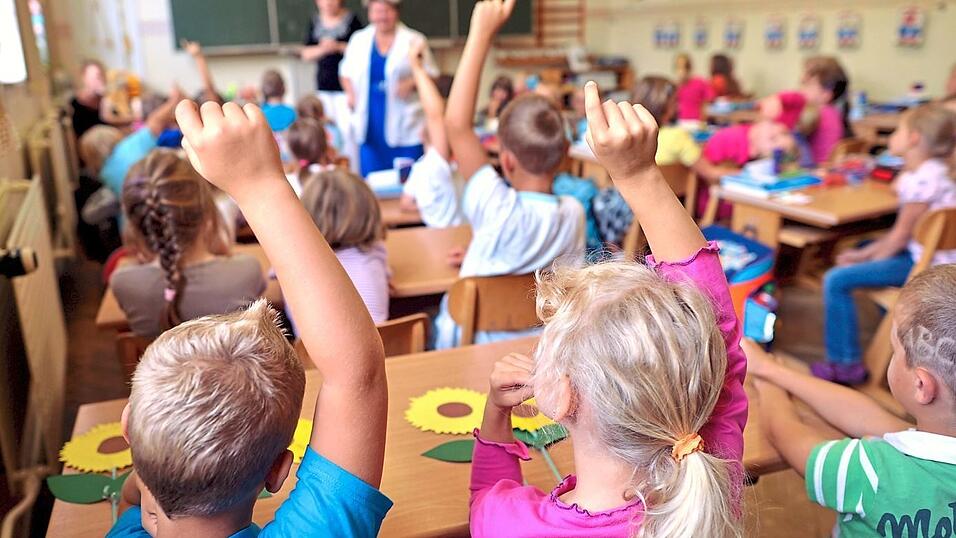 Die neuen Erstklässler sitzen ab Dienstag auf den Schulbänken. Die Fünftklässler haben an den weiterführenden Schulen Premiere. Die neuen Erstklässler sitzen ab Dienstag auf den Schulbänken. Die Fünftklässler haben an den weiterführenden Schulen Premiere.