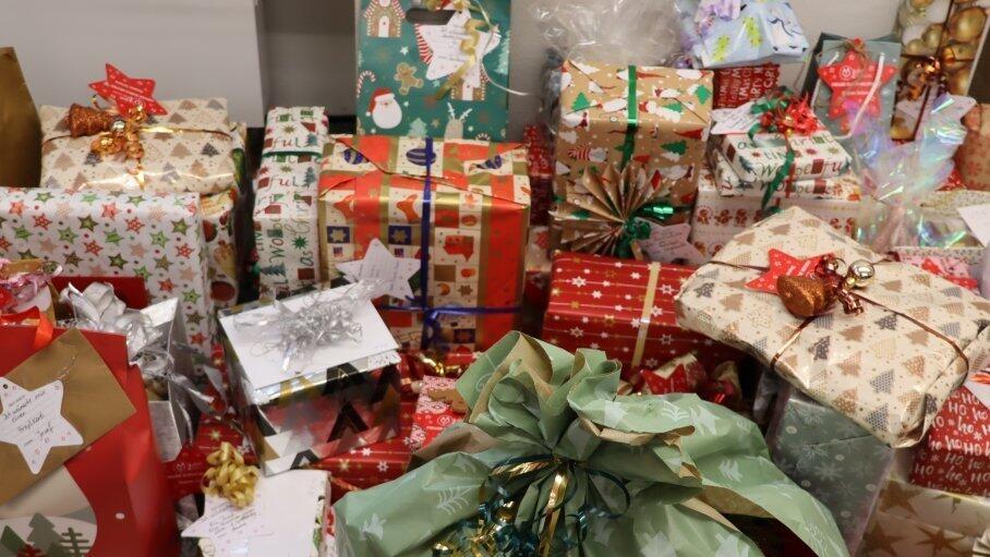 Jeder freie Platz im B&uuml;ro der Bogener Zeitung wurde f&uuml;r die 189 geschn&uuml;rten P&auml;ckchen genutzt.