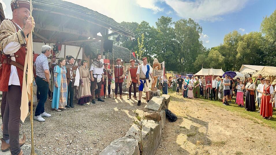 Im Beisein des kleinen und großen Ritterpaares sowie Bürgermeister Bauer eröffnete Turniervogt Daniel Reitmeier das Cave Gladium 2025. Im Beisein des kleinen und großen Ritterpaares sowie Bürgermeister Bauer eröffnete Turniervogt Daniel Reitmeier das Cave Gladium 2025.