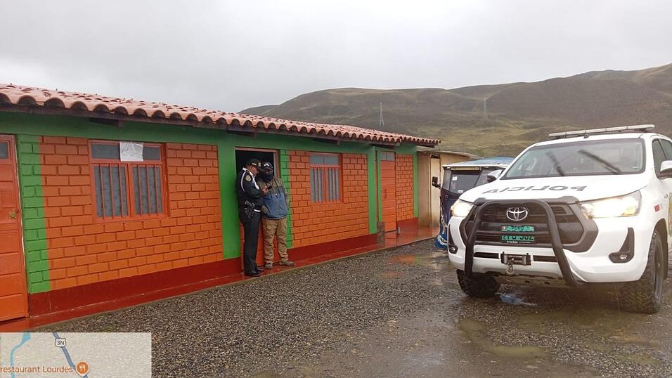 Laut lokalen Medienberichten hatte sich der junge Mann w&auml;hrend eines pl&ouml;tzlichen Unwetters in ein Zelt zur&uuml;ckgezogen und wurde dabei offenbar von einem Blitz getroffen.