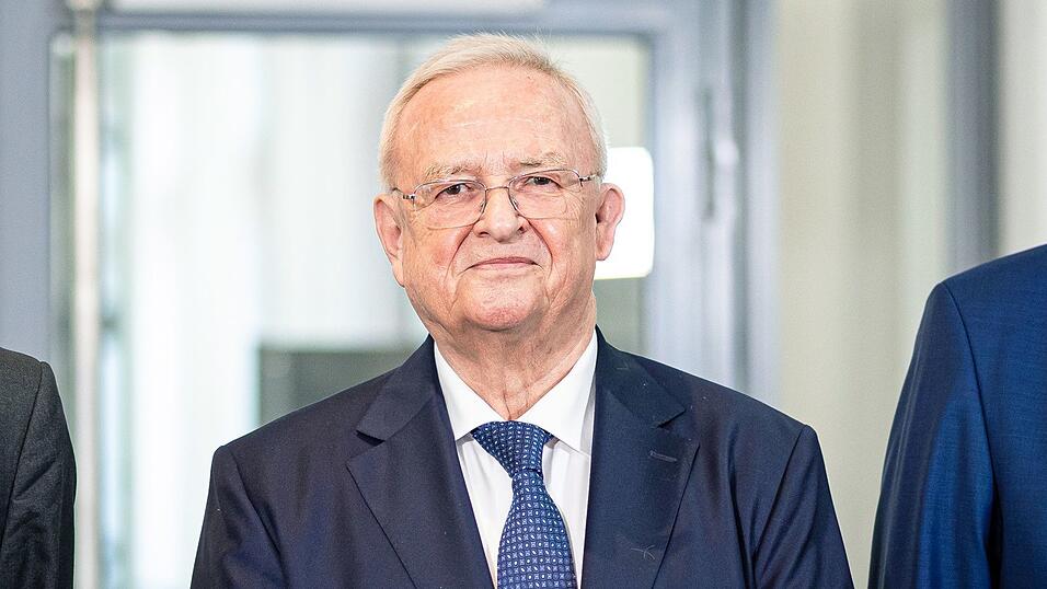 In seiner ersten Einlassung als Angeklagter vor Gericht wies Ex-Vorstandschef Winterkorn die Vorwürfe gegen ihn erneut zurück und sah seine erfolgreiche Karriere durch die Dieselaffäre beschädigt.