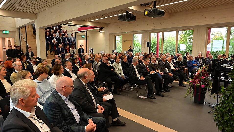 Zahlreiche Gäste aus Politik und Wirtschaft kamen zum Festakt in die Attenkofer Akademie. Zahlreiche Gäste aus Politik und Wirtschaft kamen zum Festakt in die Attenkofer Akademie.