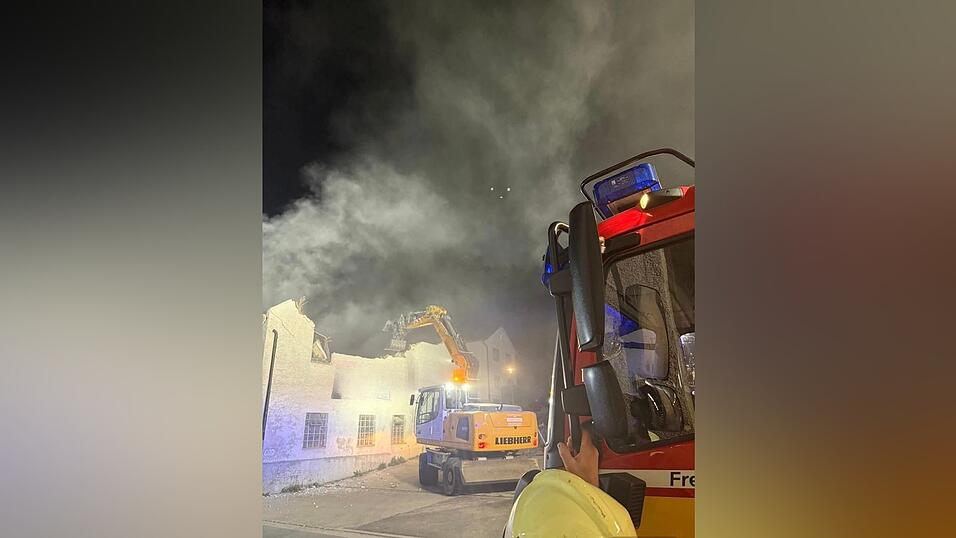 Mitten in der Nacht ist ein Haus in Geisenhausen (Kreis Landshut) in sich zusammengestürzt – vor den Augen der Feuerwehr. Mitten in der Nacht ist ein Haus in Geisenhausen (Kreis Landshut) in sich zusammengestürzt – vor den Augen der Feuerwehr.