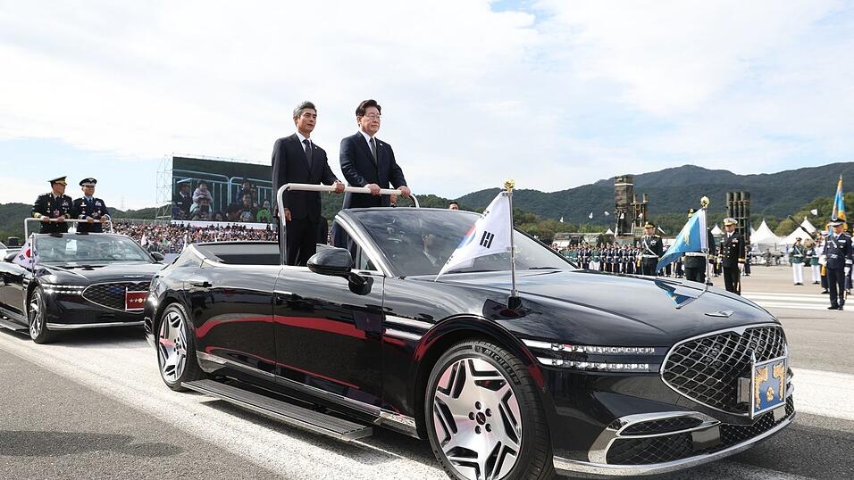 Südkoreas Präsident Lee Jae Myung (r) nimmt neben Verteidigungsminister Kang Shin Chul an einer Truppenparade in der Militärbasis Gyeryongdae teil. Südkoreas Präsident Lee Jae Myung (r) nimmt neben Verteidigungsminister Kang Shin Chul an einer Truppenparade in der Militärbasis Gyeryongdae teil.