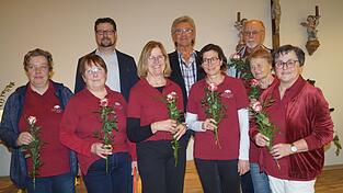 Die Ehrenamtlichen erhielten Rosen f&uuml;r ihren unerm&uuml;dlichen Einsatz zum Wohle des B&uuml;chereiwesens. Mit im Bild sind B&uuml;rgermeister Paul Ro&szlig;berger und Kirchenpfleger Joe Wurzer.
