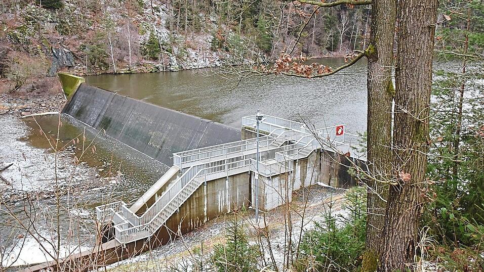 Die Vorsperre erledigte das Problem mit den leidigen verschlammten Ufern und ermöglichte schließlich den Bau eines 'schwenkbaren' Kraftwerks (im Vordergrund). Die Vorsperre erledigte das Problem mit den leidigen verschlammten Ufern und ermöglichte schließlich den Bau eines 'schwenkbaren' Kraftwerks (im Vordergrund).