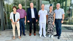 Noch Ende August schien es so, dass mit der Verpflichtung von MUDr. Trtek (Dritter von rechts) der Weiterbestand der Praxis von Dr. Gerhard Groeneveld (Zweiter von links) gesichert ist. Zumal damals Dr. Stephanie Bötzl (Zweite von rechts), die bei diesem Termin im Namen der Geschäftsführung von „Dr. Sandrock & Partner“ sprach, betonte: „Unser Ziel war es, dass die Diabetologie in Furth im Wald weitergeht.“ Hierzu wurde medienwirksam zu einem Pressetermin mit Landrat Löffler und Bürgermeister Bauer eingeladen.