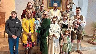 T&auml;ufling Karl, gehalten von Patin Maria Frisch, mit Bruder Paul, Eltern und Pate Matthias Kleppel, Pfarrer Johann Wutz, Ministrant Alois Haselsteiner, T&auml;ufling Jonas, gehalten von Pate Armin Kolmer, mit Eltern und Schwester Hanna.