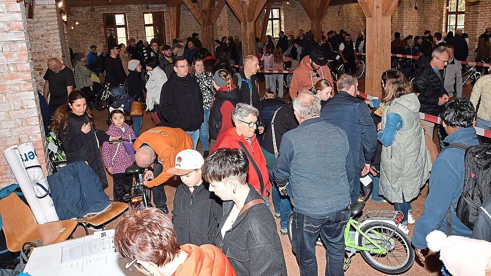 Sehr viel los war am Samstag bei der Fahrradb&ouml;rse im Zehentstadel. Die Fahrr&auml;der waren sehr begehrt und gingen sprichw&ouml;rtlich weg wie die warmen Semmeln.