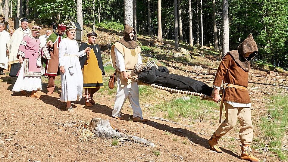 Der Selige wird zu Tal getragen und schließlich vor dem Altar abgelegt. Der Selige wird zu Tal getragen und schließlich vor dem Altar abgelegt.