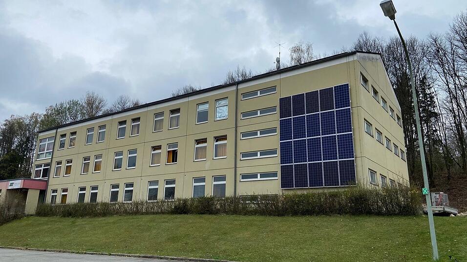 Das Jugend-, Sport- und Tagungszentrum wird erweitert: An beiden Stirnseiten sind Anbauten geplant. Das Jugend-, Sport- und Tagungszentrum wird erweitert: An beiden Stirnseiten sind Anbauten geplant.