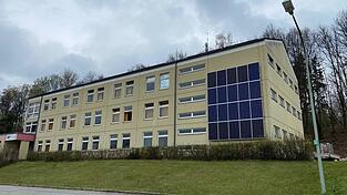 Das Jugend-, Sport- und Tagungszentrum wird erweitert: An beiden Stirnseiten sind Anbauten geplant. Das Jugend-, Sport- und Tagungszentrum wird erweitert: An beiden Stirnseiten sind Anbauten geplant.