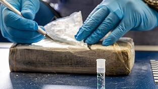 Dem Wirkstoffgutachten des Bayerischen Landeskriminalamtes zufolge hatte das Kokain einen Mindestwirkstoffgehalt von 92,4 Prozent - ein Wirkstoffgrad, der auf dem illegalen Schwarzmarkt au&szlig;ergew&ouml;hnlich selten ist.