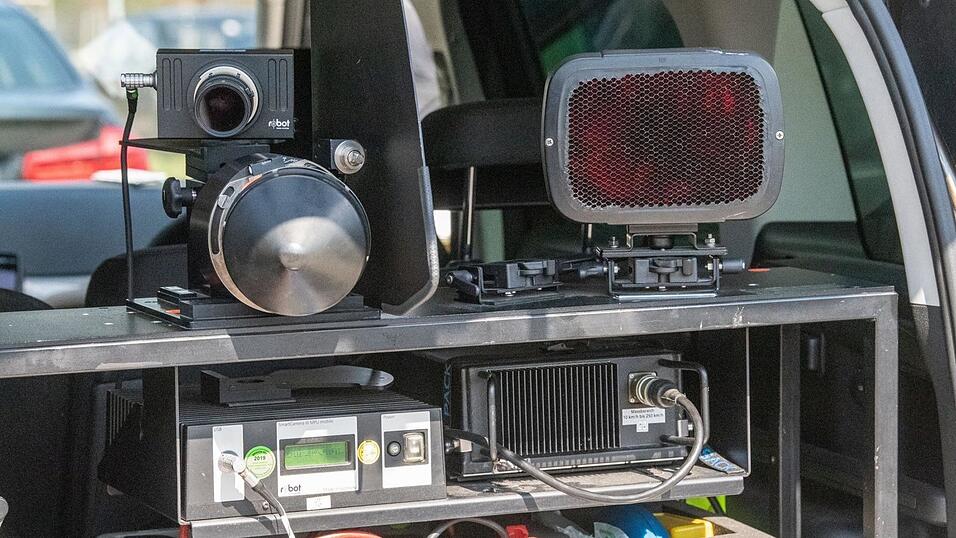Ein mobiles Blitzgerät im Einsatz. Ein mobiles Blitzgerät im Einsatz.