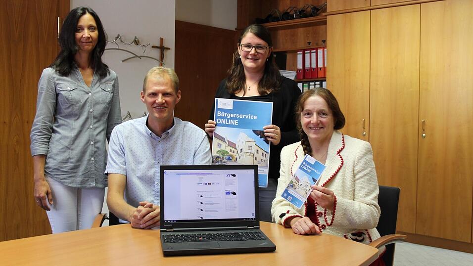 Freuen sich über das erweiterte Online-Angebot für die Bürger: Angelika Pongratz vom Einwohnermeldeamt (von links), Ordnungsamtsleiter Michael Bücherl, Stadtmarketingchefin Kerstin Hecht und Bürgermeisterin Karin Bucher. Freuen sich über das erweiterte Online-Angebot für die Bürger: Angelika Pongratz vom Einwohnermeldeamt (von links), Ordnungsamtsleiter Michael Bücherl, Stadtmarketingchefin Kerstin Hecht und Bürgermeisterin Karin Bucher.