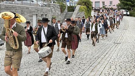 Bei guter Stimmung ging es Richtung Festzelt.