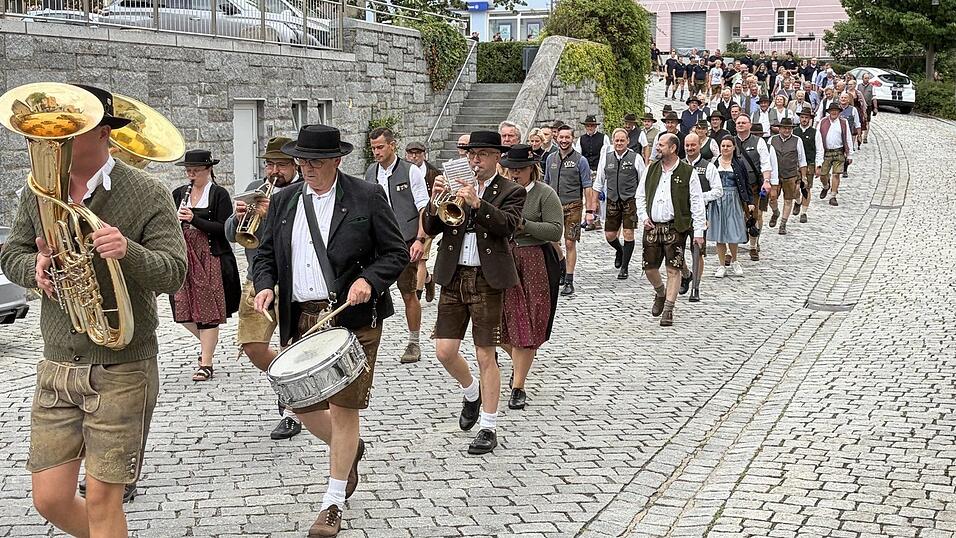Bei guter Stimmung ging es Richtung Festzelt. Bei guter Stimmung ging es Richtung Festzelt.