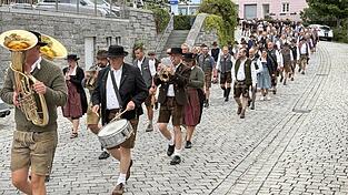 Bei guter Stimmung ging es Richtung Festzelt. Bei guter Stimmung ging es Richtung Festzelt.