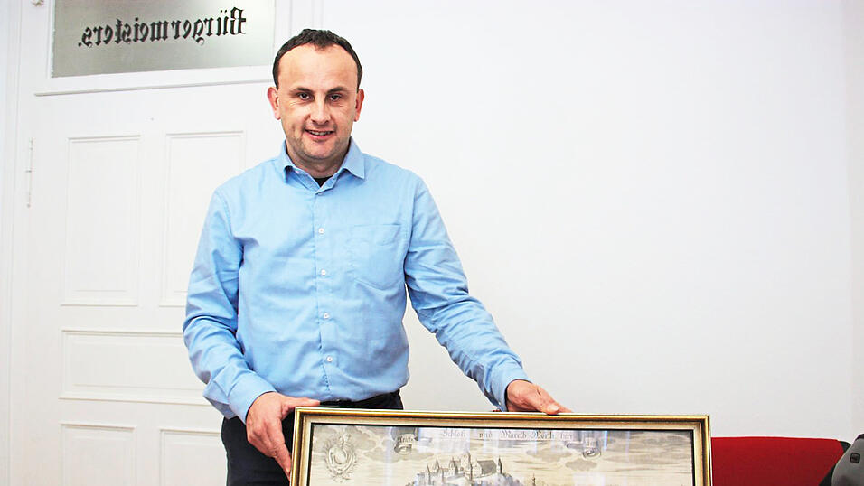 Bürgermeister Josef Schütz präsentiert den Stich, welcher der Stadt gehört. Bürgermeister Josef Schütz präsentiert den Stich, welcher der Stadt gehört.