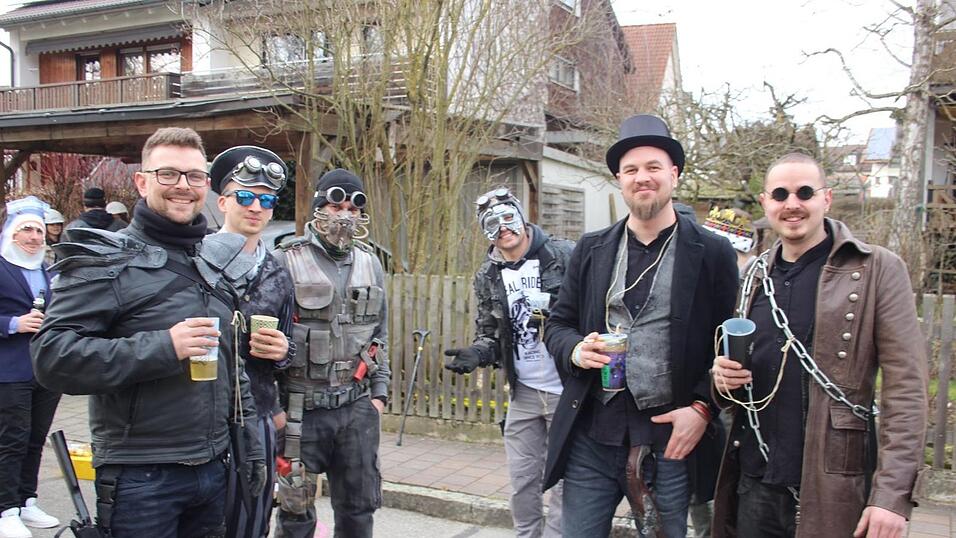 Viele Faschings-Fans haben sich am Samstag den Umzug in Langenbach angesehen. Viele Faschings-Fans haben sich am Samstag den Umzug in Langenbach angesehen.