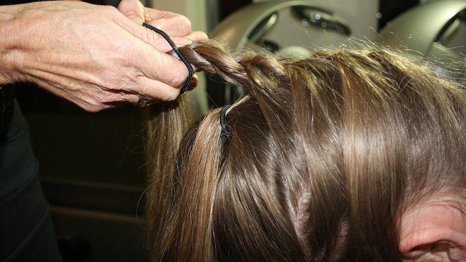 Diese Flechtart ist übrigens auch bei durchgestuftem Haar geeignet. 'Wenn man sich aber sehr schwer tut, einfach jemanden zu Hilfe holen', rät die Expertin. Diese Flechtart ist übrigens auch bei durchgestuftem Haar geeignet. 'Wenn man sich aber sehr schwer tut, einfach jemanden zu Hilfe holen', rät die Expertin.