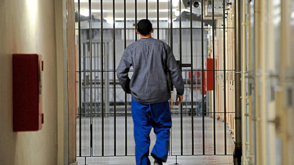 Seit einigen Jahren steigt die Zahl der Häftlinge in bayerischen Gefängnissen erneut. Seit einigen Jahren steigt die Zahl der Häftlinge in bayerischen Gefängnissen erneut.