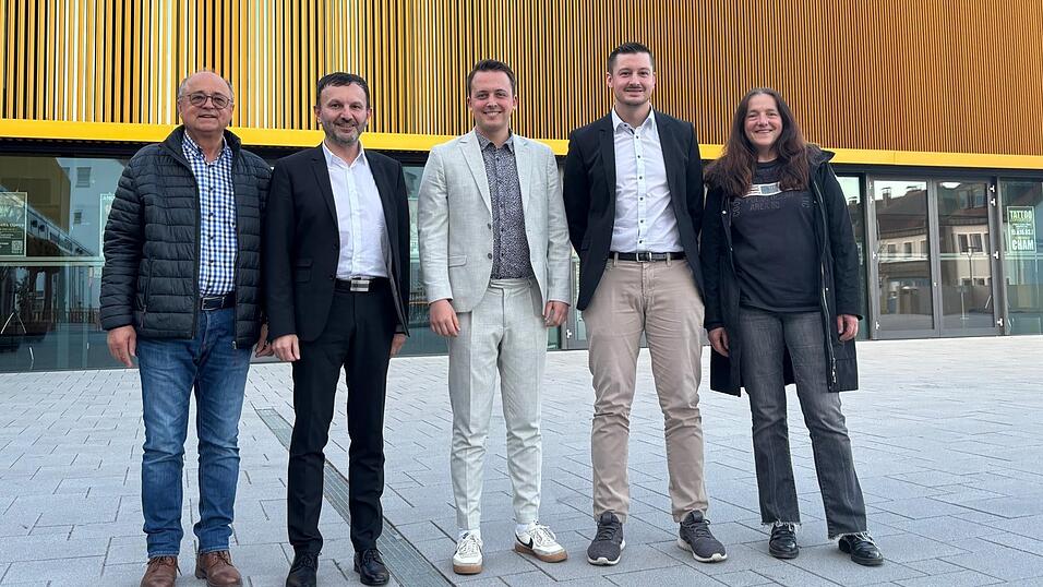 Die Listenbeauftagten der Freien W&auml;hler: Julian Preidl (Dritter von rechts) will nicht als Landratskandidat antreten. Ist damit der Weg frei f&uuml;r den Kreisvorsitzenden Christian Schindler (Zweiter von rechts)?