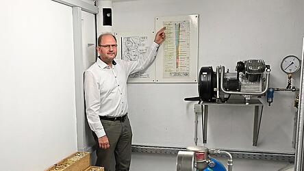 Wie kommt das Trinkwasser aus mehr als 70 Metern Tiefe nach oben? Josef Maidl Gesch&auml;ftsf&uuml;hrer der Stadtwerke Dingolfing, erkl&auml;rt anhand einer Grafik den Aufbau eines Tiefbrunnens. Links daneben zeigen Bodenproben die unterschiedlichen Erd- und Gesteinsschichten, die beim Brunnenbau durchdrungen wurden.
