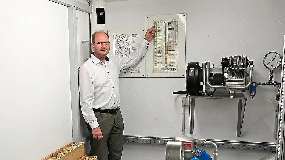Wie kommt das Trinkwasser aus mehr als 70 Metern Tiefe nach oben? Josef Maidl Geschäftsführer der Stadtwerke Dingolfing, erklärt anhand einer Grafik den Aufbau eines Tiefbrunnens. Links daneben zeigen Bodenproben die unterschiedlichen Erd- und Gesteinsschichten, die beim Brunnenbau durchdrungen wurden. Wie kommt das Trinkwasser aus mehr als 70 Metern Tiefe nach oben? Josef Maidl Geschäftsführer der Stadtwerke Dingolfing, erklärt anhand einer Grafik den Aufbau eines Tiefbrunnens. Links daneben zeigen Bodenproben die unterschiedlichen Erd- und Gesteinsschichten, die beim Brunnenbau durchdrungen wurden.