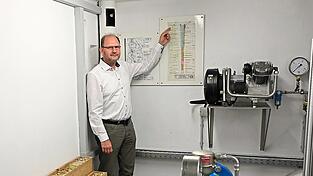 Wie kommt das Trinkwasser aus mehr als 70 Metern Tiefe nach oben? Josef Maidl Geschäftsführer der Stadtwerke Dingolfing, erklärt anhand einer Grafik den Aufbau eines Tiefbrunnens. Links daneben zeigen Bodenproben die unterschiedlichen Erd- und Gesteinsschichten, die beim Brunnenbau durchdrungen wurden. Wie kommt das Trinkwasser aus mehr als 70 Metern Tiefe nach oben? Josef Maidl Geschäftsführer der Stadtwerke Dingolfing, erklärt anhand einer Grafik den Aufbau eines Tiefbrunnens. Links daneben zeigen Bodenproben die unterschiedlichen Erd- und Gesteinsschichten, die beim Brunnenbau durchdrungen wurden.