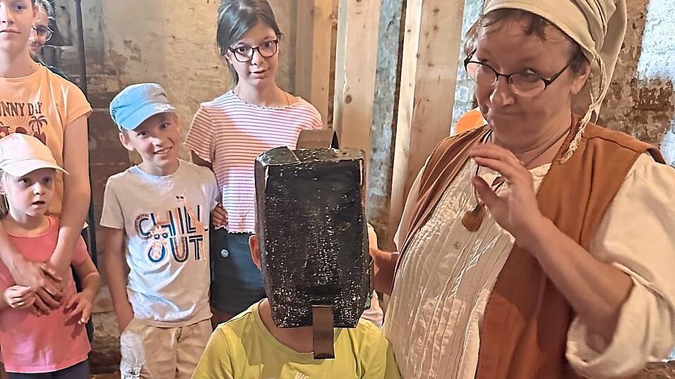 Eintauchen in die Welt der Ritter und Sagen: Eine Burgf&uuml;hrerin in historischem Gewand fesselte die Gruppe auf Burg Trausnitz in Landshut mit spannenden Geschichten.