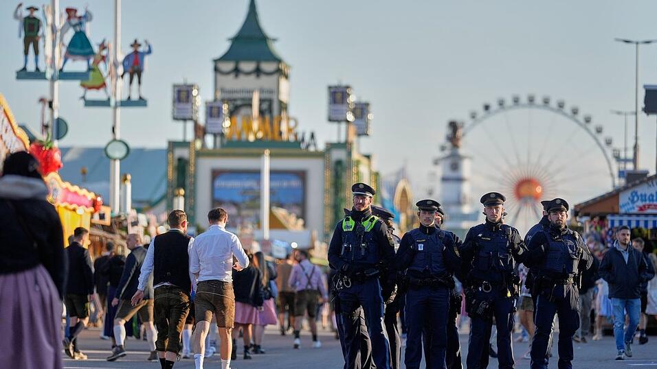 Rund 600 Polizisten sind rund um die Wiesn im Einsatz (Archiv). Rund 600 Polizisten sind rund um die Wiesn im Einsatz (Archiv).
