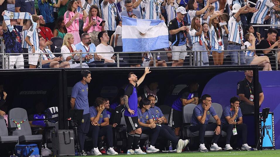 Lionel Messi verfolgte das Spiel zun&auml;chst von der Bank aus.