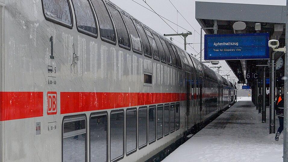 Unterschlupf für gestrandete Reisende: In einigen Bahnhöfen hat die Bahn Züge als Aufenthaltsmöglichkeit zur Verfügung gestellt. Unterschlupf für gestrandete Reisende: In einigen Bahnhöfen hat die Bahn Züge als Aufenthaltsmöglichkeit zur Verfügung gestellt.