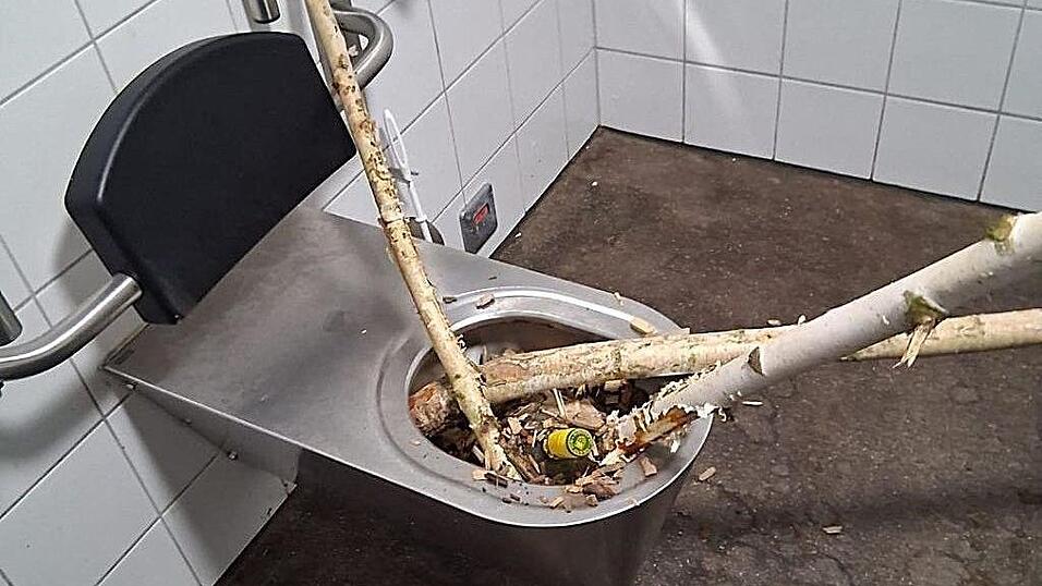 B&auml;ume, Flaschen und M&uuml;ll landeten im Klo.