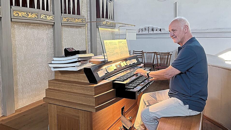 Roland B&uuml;chner &uuml;bt f&uuml;r sein Konzert an der Orgel.