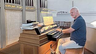 Roland B&uuml;chner &uuml;bt f&uuml;r sein Konzert an der Orgel.