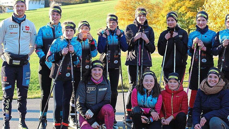 Die Trainingseinheit mit dem Toplangäufer Albert Kuchler (l.) motivierte den Nachwuchs besonders. Die Trainingseinheit mit dem Toplangäufer Albert Kuchler (l.) motivierte den Nachwuchs besonders.