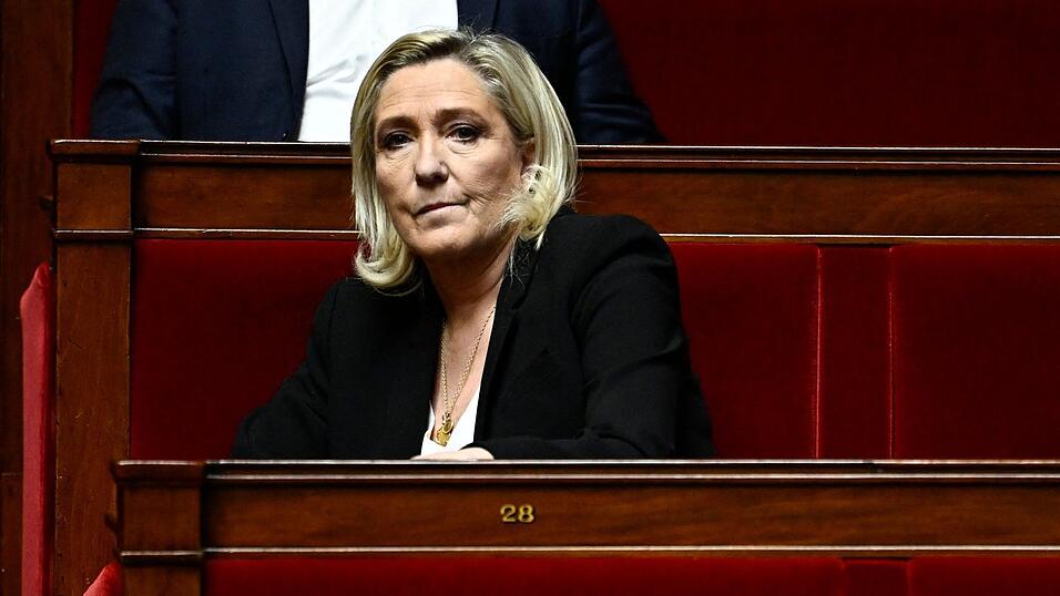 Marine Le Pen, Frontfrau des rechtsextremen Rassemblement National in Frankreich,steckt in einem Dilemma.