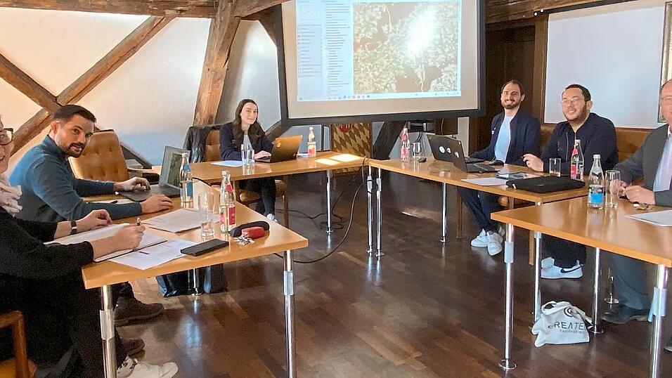 An der Auftaktveranstaltung nahmen Sonja Mauser und Simon Eisenhut vom Fachbereich Planen und Bauen, Anna Biberger, Markus Blaimer und Konstantin Pierratos von der CreaTech Engineering GmbH sowie Bürgermeister Herbert Lichtinger (von links) teil.