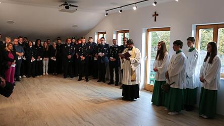 Pater Joseph segnet die sanierten Räume im Blaibacher Feuerwehrhaus.