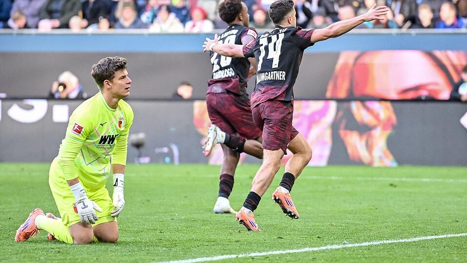 Augsburgs Torwart Finn Dahmen kauert bedröppelt am Boden, die Leipziger Assan Quedraogo (M) und Christoph Baumgartner (r) bejubeln das 0:5. Augsburgs Torwart Finn Dahmen kauert bedröppelt am Boden, die Leipziger Assan Quedraogo (M) und Christoph Baumgartner (r) bejubeln das 0:5.