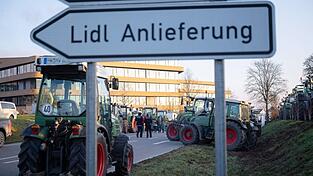 Die Bauern protestierten gegen die Preispolitik von Lidl. Die Bauern protestierten gegen die Preispolitik von Lidl.