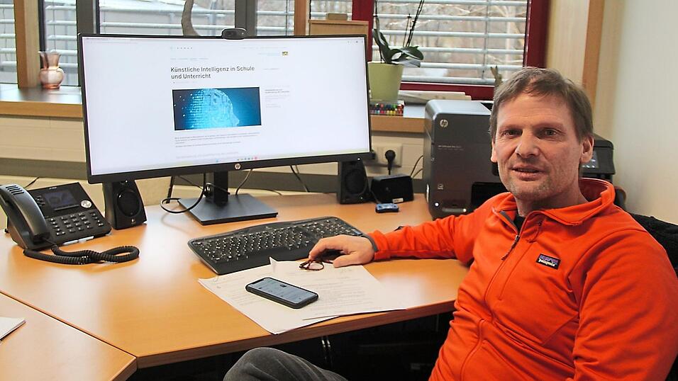 Schulen nutzen Künstliche Intelligenz (KI) als zusätzliches Werkzeug im Unterricht, um Lehrkräfte zu unterstützen und Kinder individuell zu fördern. Den Missbrauch zu verhindern, das ist aber neben der Schule vor allem auch eine Aufgabe der Eltern, rät Alexander Peintinger, Direktor der Konrad-Adenauer-Realschule in Roding. Schulen nutzen Künstliche Intelligenz (KI) als zusätzliches Werkzeug im Unterricht, um Lehrkräfte zu unterstützen und Kinder individuell zu fördern. Den Missbrauch zu verhindern, das ist aber neben der Schule vor allem auch eine Aufgabe der Eltern, rät Alexander Peintinger, Direktor der Konrad-Adenauer-Realschule in Roding.